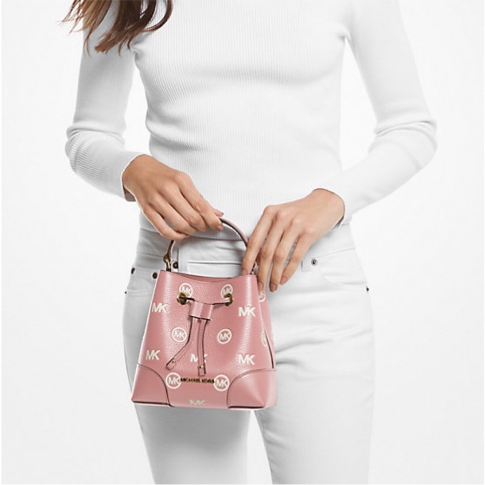 MICHAEL KORS
Mercer Small Logo Embossed Leather Bucket Bag
COLOR PRIMROSE - Picture 2 of 15
